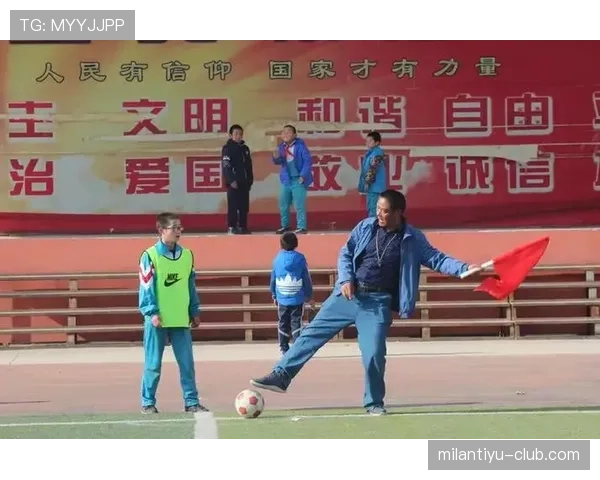 手抛球规则：何时算违规及裁判判罚标准