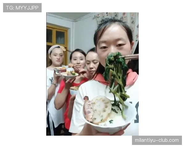 张楠戴劳力士在路边摊排队买煎饼，看到的那一刻笑抽了