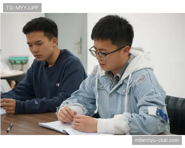 王昶训练完直接瘫在场边啃蛋白棒，这自律程度真扛不住